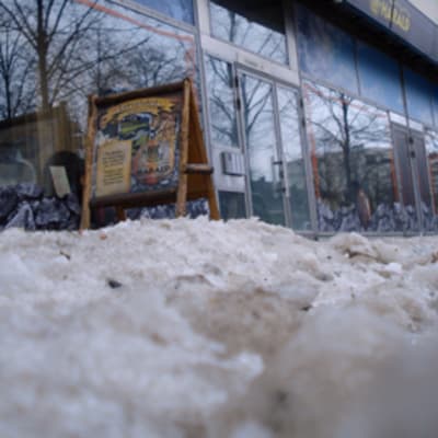 Lumipenkka jalkakäytävällä Lahden keskustassa. 