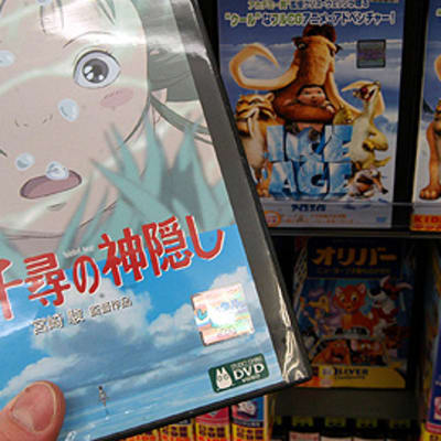 Hayao Miyazakin suositun Henkien kätkemä-elokuvan DVD myynnissä tokiolaisessa myymälässä. 