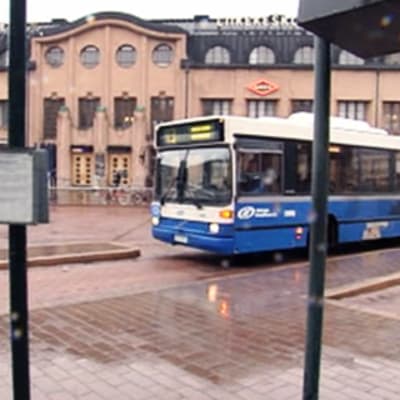 Helsingin Bussiliikenteen auto lähdössä Elielinaukiolta