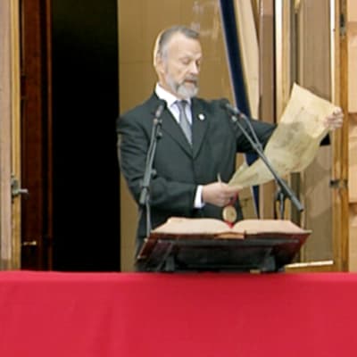Apulaiskaupunginjohtaja Jouko K. Lehmusto julisti joulurauhan.