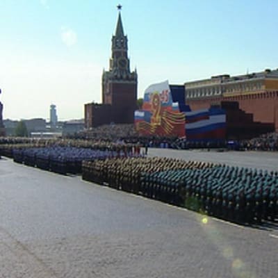 Sotilaita Punaisella torilla Moskovassa Voiton päivän paraatissa.