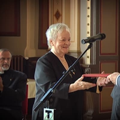 Eila Roine saa palkinnon pormestarilta
