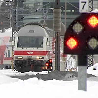 IC-juna peruuttaa Ilmalan varikolta Helsingin rautatieasemalle