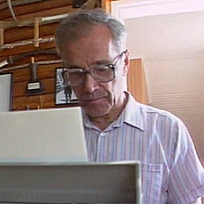 Kalle Päätalo kirjoittaa kirjoituskoneella työhuoneessaan.