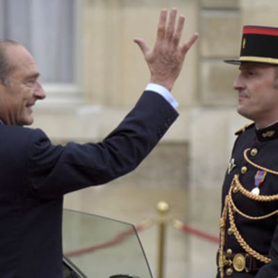 Jacques Chirac Elysee Palatsin pihalla nousemassa autoon.