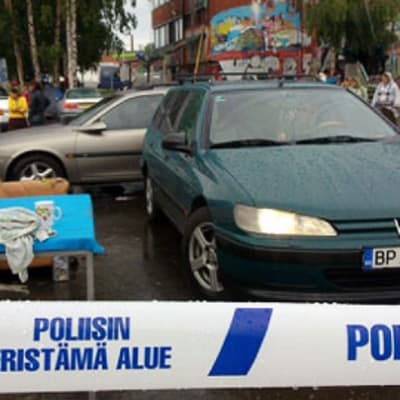 Poliisi tyhjentää Kalasataman romanileiriä Helsingissä.