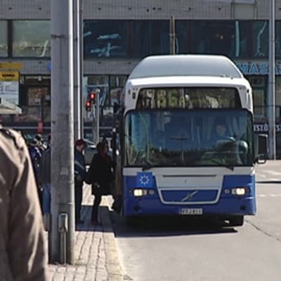 HKL:n siniseen bussiin nousee matkustajia Helsingin Hakaniemessä.