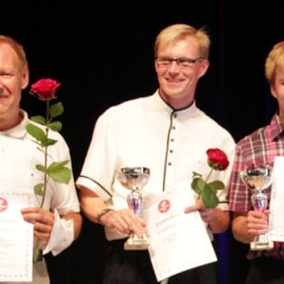 Glen Qvarnström, Tuomas Kinnunen ja Jere Kontiainen pokaalit ja ruusut käsissään.
