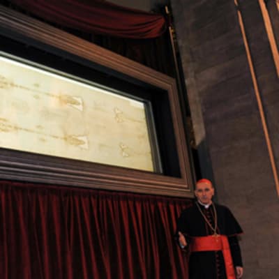 Kardinaali Severino Poletto paljastaa käärinliinat näytteille Torinon tuomiokirkossa.