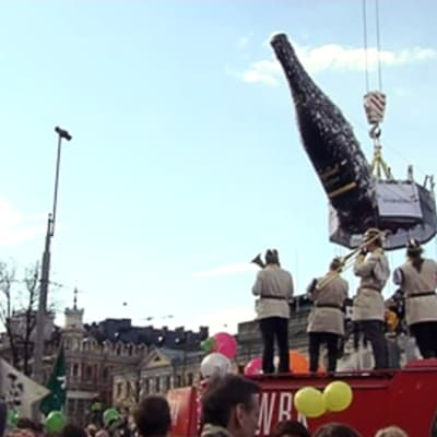 Retuperän WPK:n muusikot virittelivät vappukansaa tunnelmaan Havis Amandan patsaan lähistöllä Helsingissä.