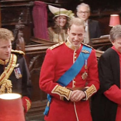 Prinssi William saapumassa hääkirkko Westminster Abbeyhyn veljensä prinssi Harryn kanssa.