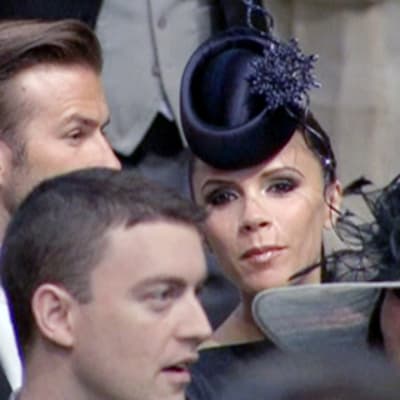 David ja Victoria Beckham odottavat häätilaisuuden alkua Westminster Abbeyn kirkossa Lontoossa