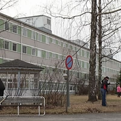 Kaivannon sairaalan potilaita kevättöissä.