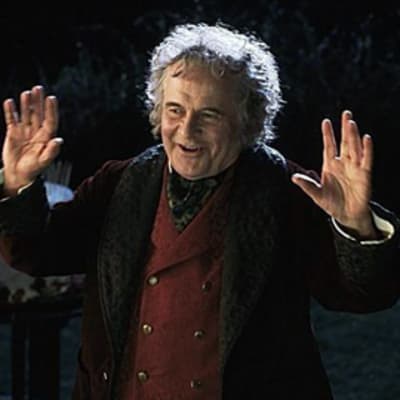 Ian Holm näyttelee Bilbo Reppulia.