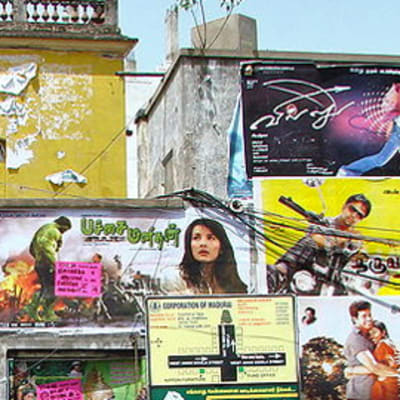 Intialaisia elokuvajulisteita talon seinässä