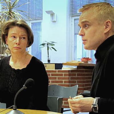 Politiikan puhemyllyn lähetyksessä Radio Hämeessä Kirsi Ojansuu (vihr.) ja Timo Heinonen (kok.)