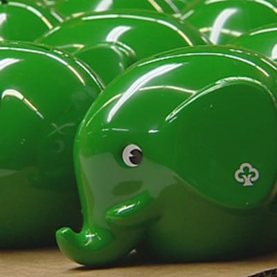Säästöpankin norsuja esittäviä vihreitä säästölippaita.