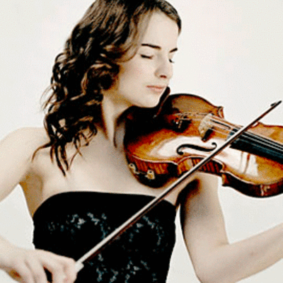 Kuvassa lauantai-illan solisti, viulisti Alina Pogotskina.