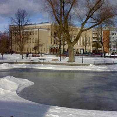 Jäädytetty Ankkalampi Forssan keskustassa helmikuussa 2009.