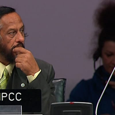 Ilmastonmuutosta tutkivan YK:n paneelin puheenjohtaja Rajendra Pachauri istuu pöydän ääressä ilmastokokouksen avajaisissa.