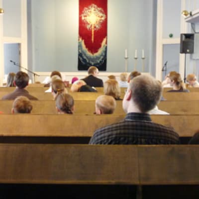 Seurakuntalaiset istuvat Markus-yhteisön järjestämässä messussa Helsingissä.