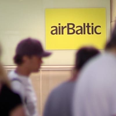 AirBalticin opaskyltti Helsinki-Vantaan lentoasemalla.