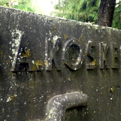 V. A. Koskenniemen hautakiv Turun hautausmaalla.