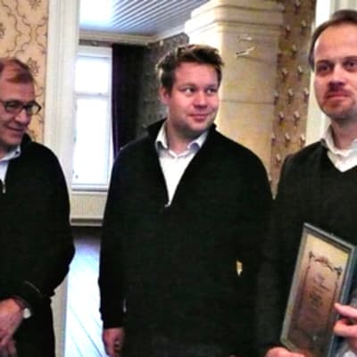 Kirjailija Petri Tamminen sai Asikkalan kunnan myöntämän taidepalkinnon.