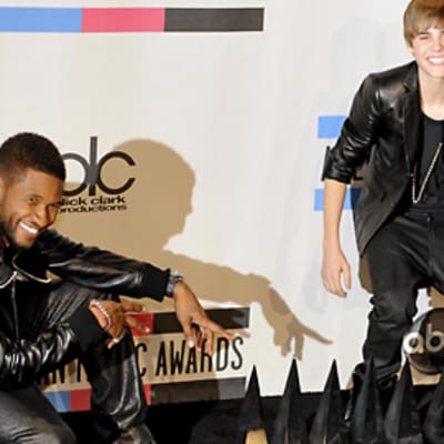 Laulaja Usher ja vain 16-vuotias kanadalaislaulaja Justin Bieber poseeraavat American Music Awards-gaalassa.