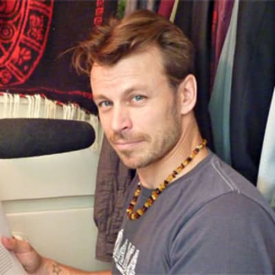 Näyttelijä Peter Franzén lukee teostaan Tumman veden päällä omassa vaatehuoneessaan Los Angelesissa kesäkuussa 2010