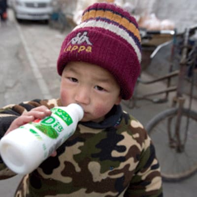Kiinalainen pikkulapsi juo maitoa Pekingissä.