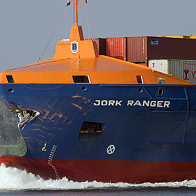 Tankkeriin törmännyt rahtilaiva Jork Ranger saapumassa Maas-jokea pitkin Rotterdamiin.