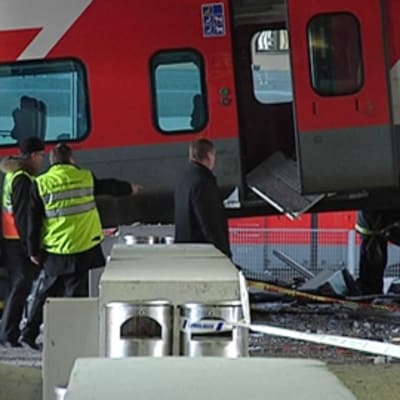 Onnettomuustutkijoita tarkastelemassa junaonnettomuuden vaurioita.