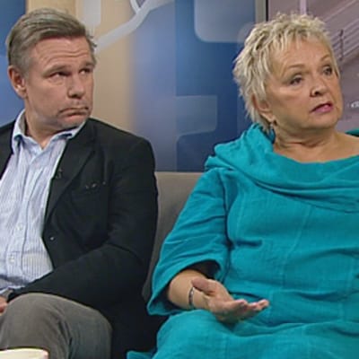 Kirjailijat Hannu Raittila ja Raija Oranen Ylen Aamu-TV:n studiossa.