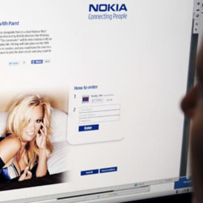 Pamela Andersson mainostaa Nokian puhelinta nettisivulla.