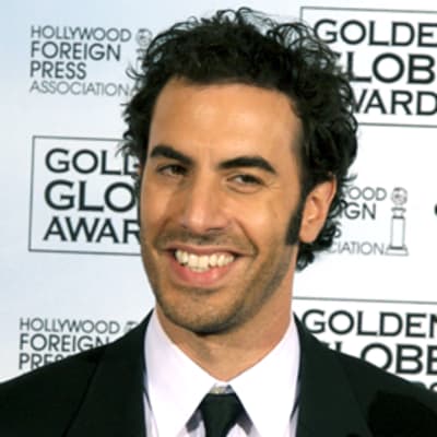 Sacha Baron Cohen pitää kädessään Golden Globe -palkintoa.