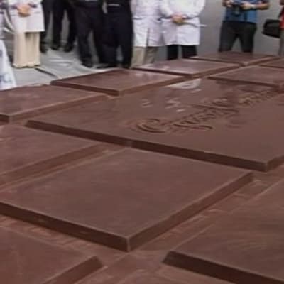 Jättimäinen, armenialainen suklaalevy