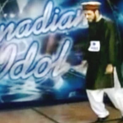 Mies moonwalk-tanssii Kanadan Idolsin alkukarsinnassa vuonna 2008.