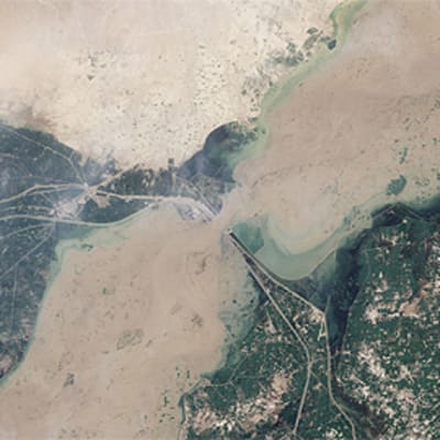 Nasan Landsat 5 -satelliitin 12. elokuuta 2010 ottama kuva tulvivasta Indus-joesta.