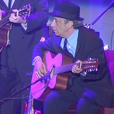 Leonard Cohen yhtyeineen esiintymässä