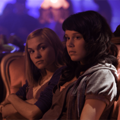 Kielletty hedelmä elokuvan kohtaus, jossa kaksi tyttöä istuu sohvalla.