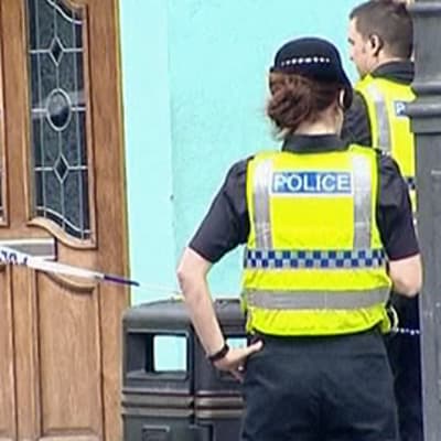 Kaksi brittiläistä poliisia rikospaikalla Cumbriassa, Luoteis-Englannissa.