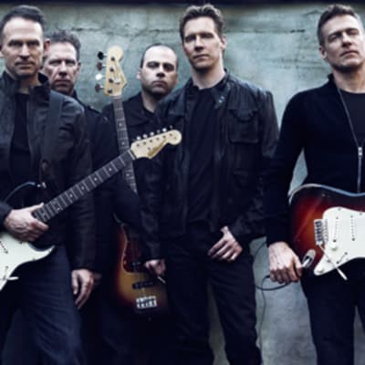 Bryan Adams ja bändi.