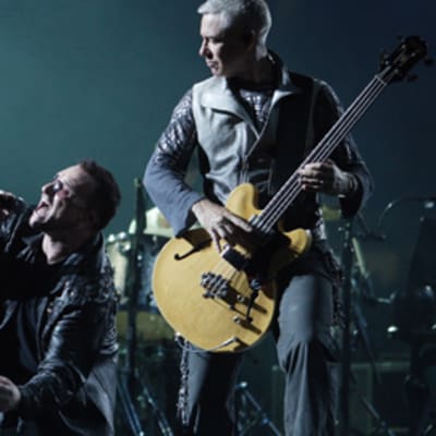 U2:n laulaja Bono ja Adam Clayton.