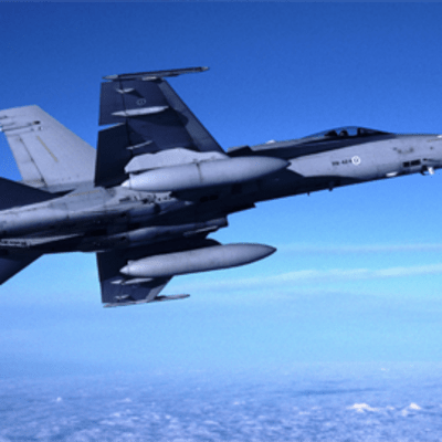 F-18C hornet kaartaa ilmassa.