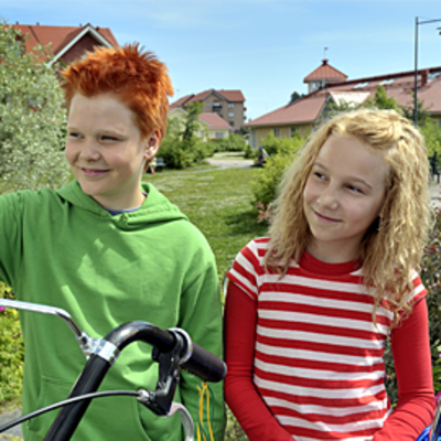 Severi Heikkilä ja Lauramaija Luoto esittävät päärooleja elokuvassa Risto Räppääjä ja polkupyörävaras.