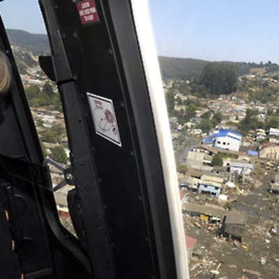 Michelle Bachelet katselee pahoin vaurioitunutta Concepcionin kaupunkia helikopterin ikkunasta.