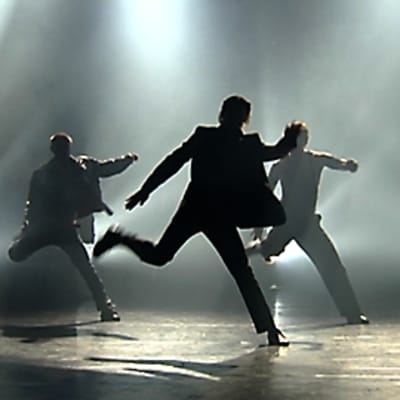 Kolme Tsuumin tanssijaa lavalla
