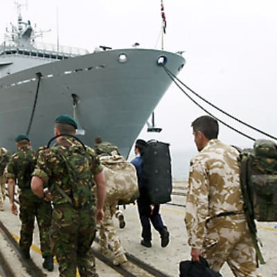 Afganistanista palaavia brittisotilaita nousemassa HMS Albion -alukseen Santanderissa Espanjassa