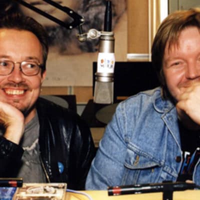 Juha Roiha ja Kai Ulmanen hymyilevät radiostudiossa.